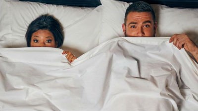 Posturas para practicar en la cama